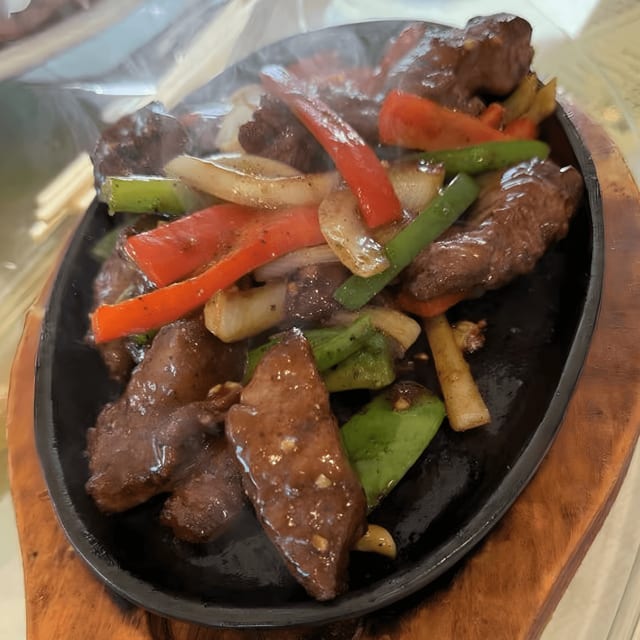 Black Pepper Beef Steak Cubes on Sizzling Platter / 铁板黑椒牛柳.